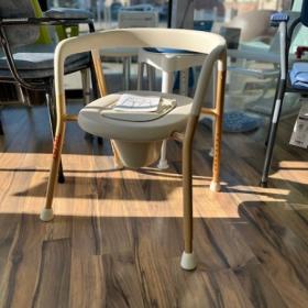 Lets's Help Me , la nouvelle chaise perçée Mobio élégante et chic !!!!