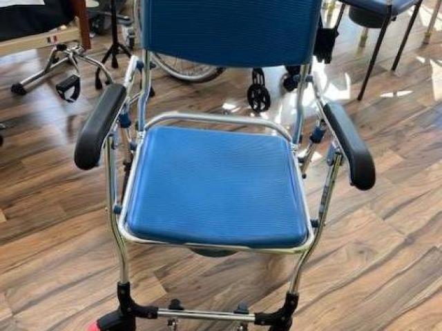 CHAISE DE DOUCHE MOBILE PLIANTE MINORQUE 