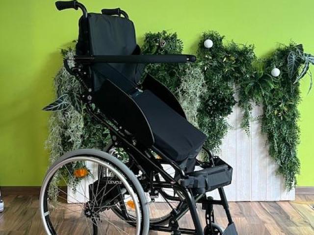 LEVO: FAUTEUIL ROULANT MANUEL A VERTICALISATION ELECTRIQUE 