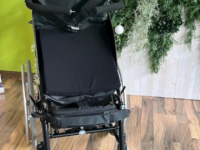 LEVO: FAUTEUIL ROULANT MANUEL A VERTICALISATION ELECTRIQUE 