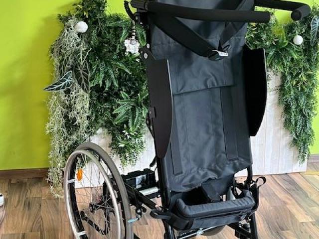 LEVO: FAUTEUIL ROULANT MANUEL A VERTICALISATION ELECTRIQUE 