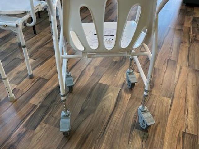 CHAISE DE DOUCHE MOBILE NOMAD IDENTITES 