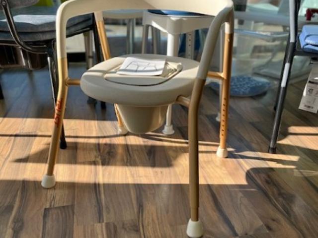 Lets's Help Me , la nouvelle chaise perçée Mobio élégante et chic !!!!