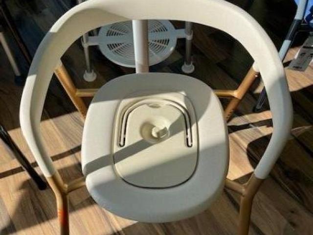 Lets's Help Me , la nouvelle chaise perçée Mobio élégante et chic !!!!